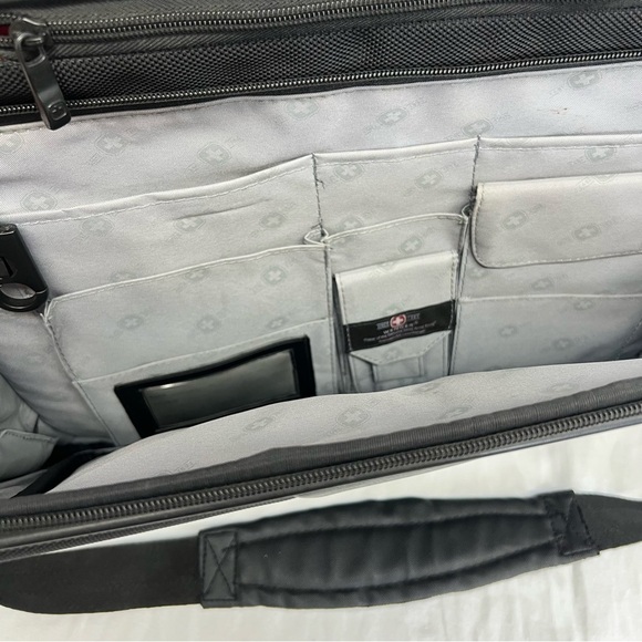 SwissGear black laptop bag with adjustable strap. - Picture 5 of 9